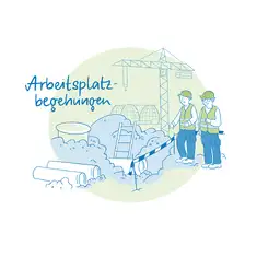 Die Illustration zeigt eine Baustelle, auf der zwei Personen in Sicherheitskleidung (Helme und Warnwesten) eine Arbeitsplatzbegehung durchf&uuml;hren. Im Vordergrund sind Rohre, Erdh&uuml;gel, eine Leiter und ein Absperrband zu sehen. Im Hintergrund befindet sich ein Kran, sowie Geb&auml;udestrukturen in Bau, darunter Kuppeln und Ger&uuml;ste. Links oben im Bild steht der Schriftzug &bdquo;Arbeitsplatzbegehungen&ldquo; in blauer Handschrift. Die Illustration ist in Blau- und Gr&uuml;nt&ouml;nen gehalten und vermittelt den Eindruck von Sicherheits&uuml;berpr&uuml;fungen auf einer aktiven Baustelle.